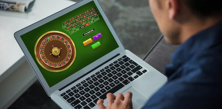Pengguna membaca syarat klaim bonus